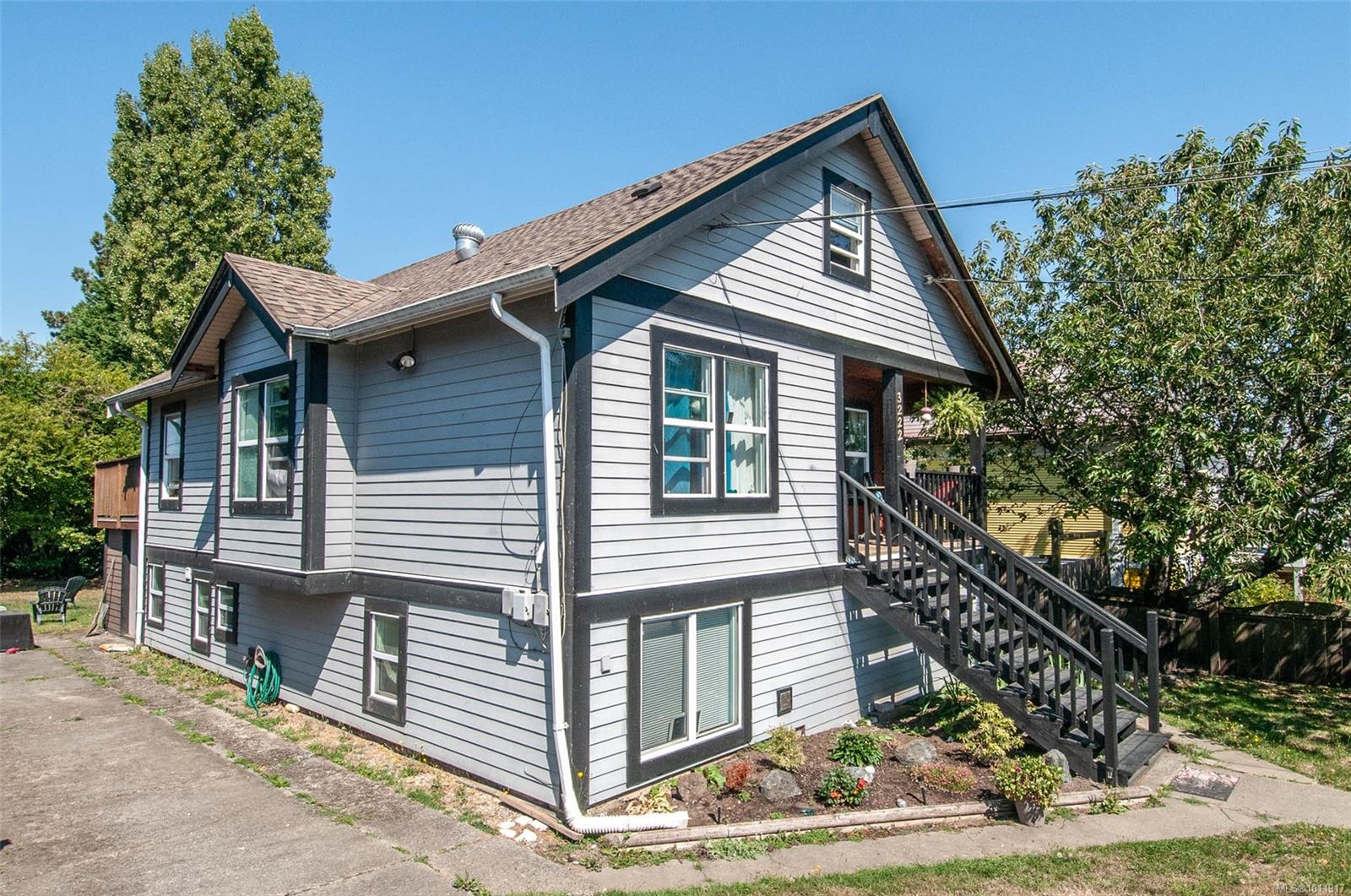 3222 Millgrove St, Saanich, BC V8Z 3V5