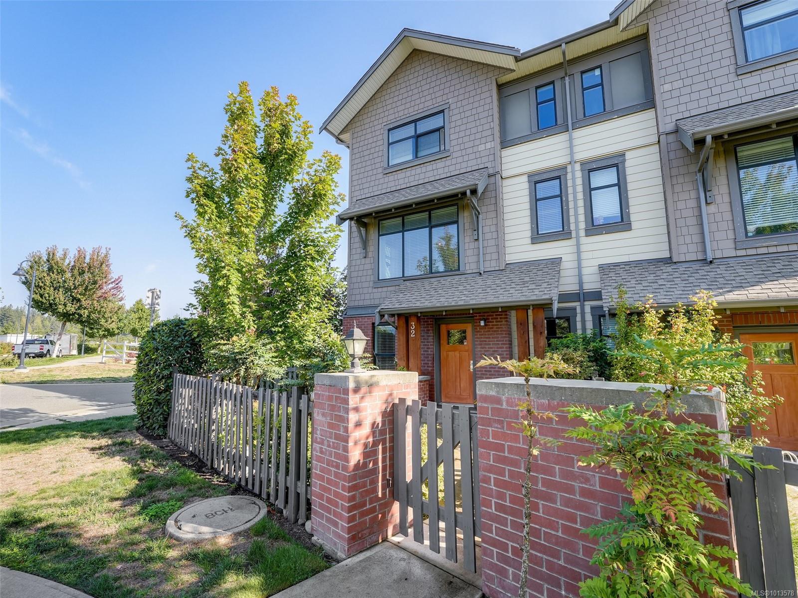 350 Latoria Blvd Apt 32, Victoria, BC V9C 0M9