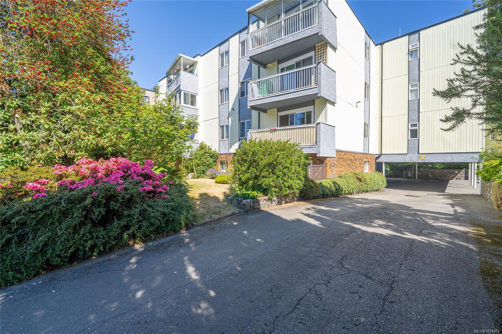 1188 Yates St Apt 401, Victoria, BC V8V 3M8