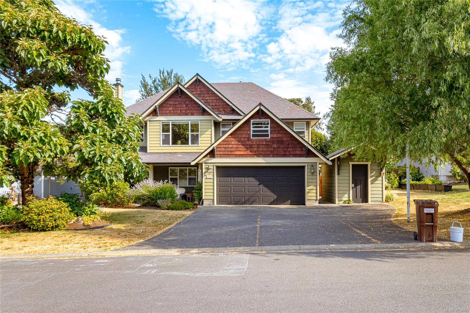 1092 Lucille Dr, Central Saanich, BC V8M 1C8