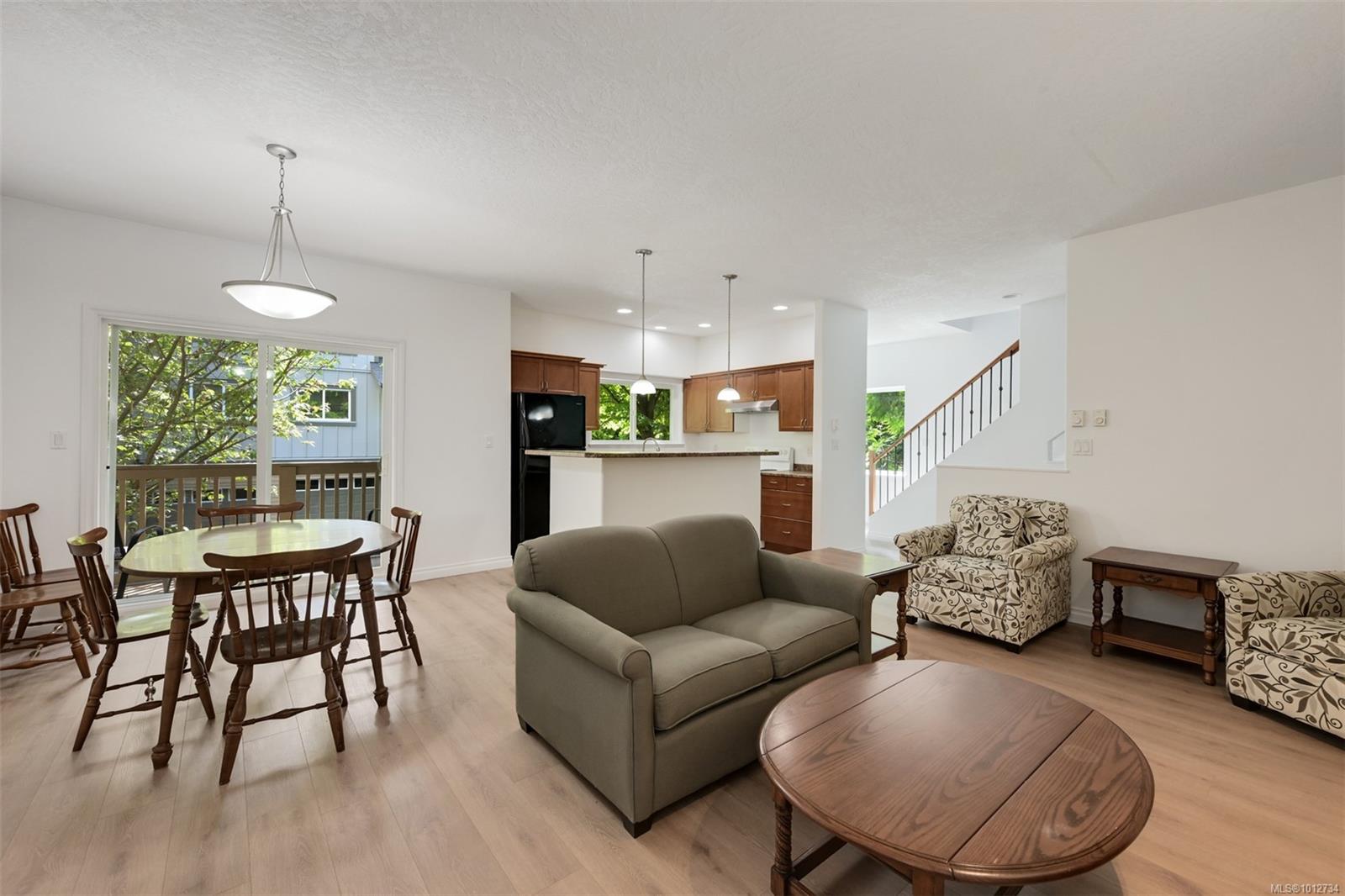 1405 Mallek Cres Apt 2, Victoria, BC V8T 0A3