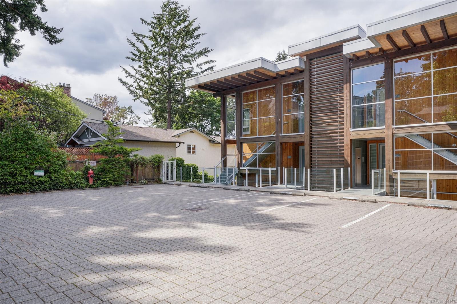 851 Verdier Ave Apt 101, Central Saanich, BC V8M 1C5