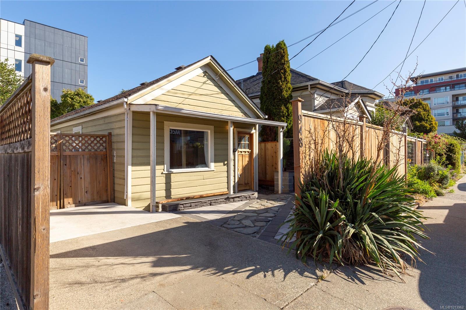 948 Mason St, Victoria, BC V8T 1A2