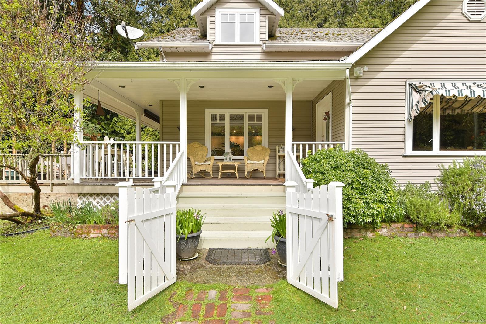 517 Sandy Hook Rd, Mayne Island, BC V0N 2J1