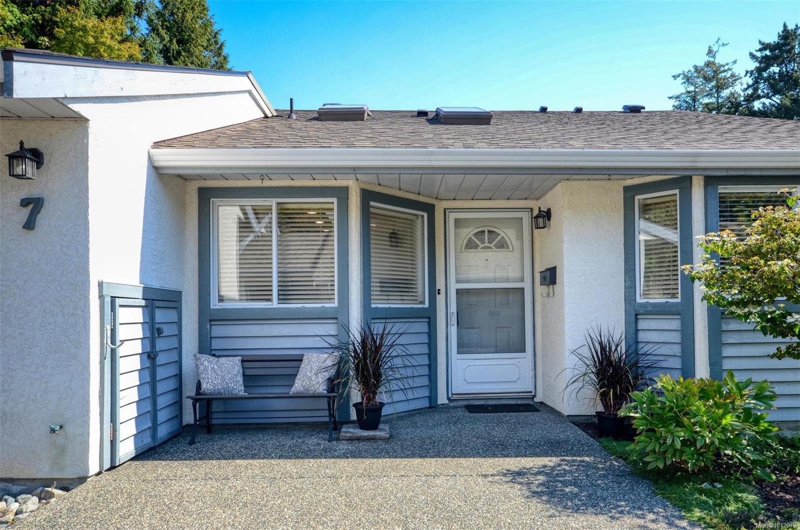 5156 Cordova Bay Rd Apt 7, Saanich, BC V8Y 2X5