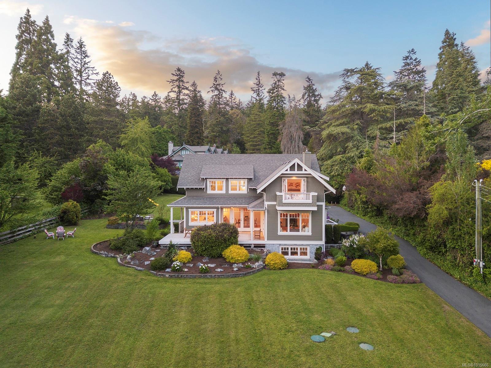906 Mt Newton Cross Rd, Central Saanich, BC V8M 1S2