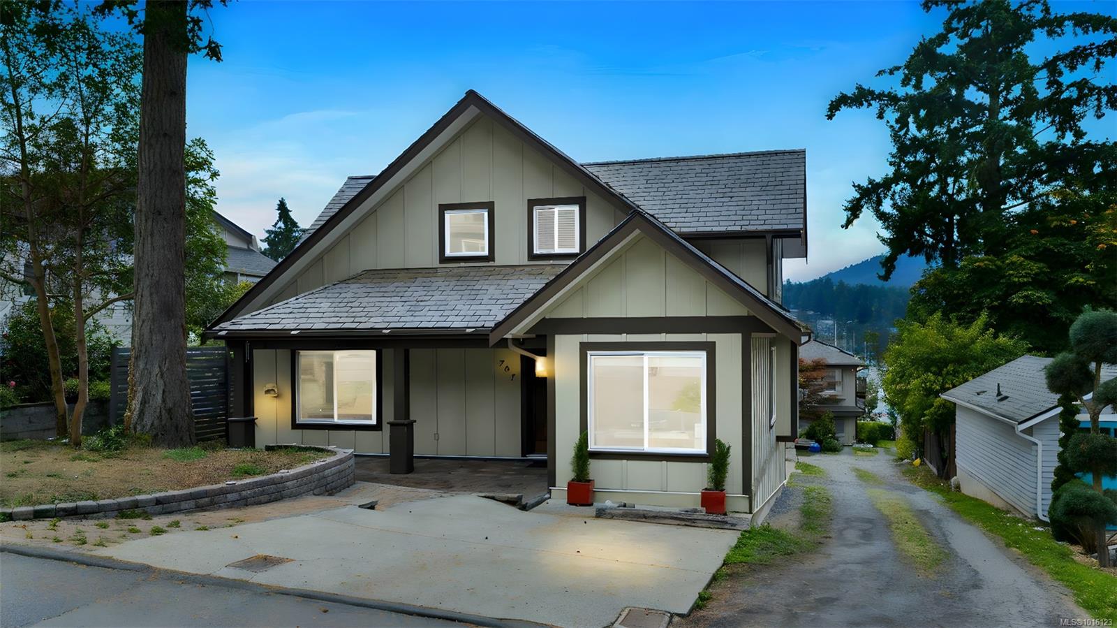 767 Harding Ln, Central Saanich, BC V8M 2G2
