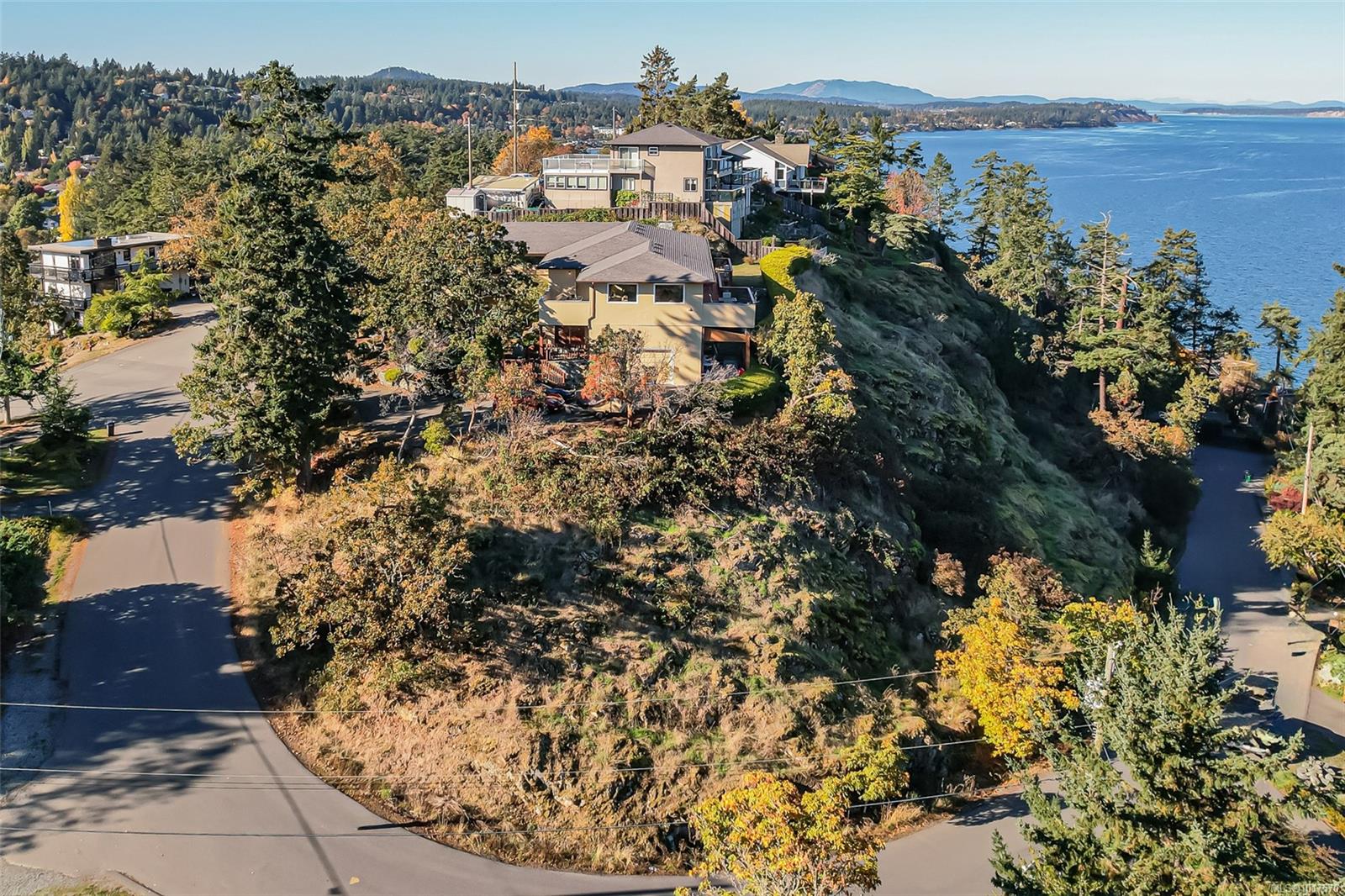 4727 Treetop Hts, Saanich, BC V8Y 1E3