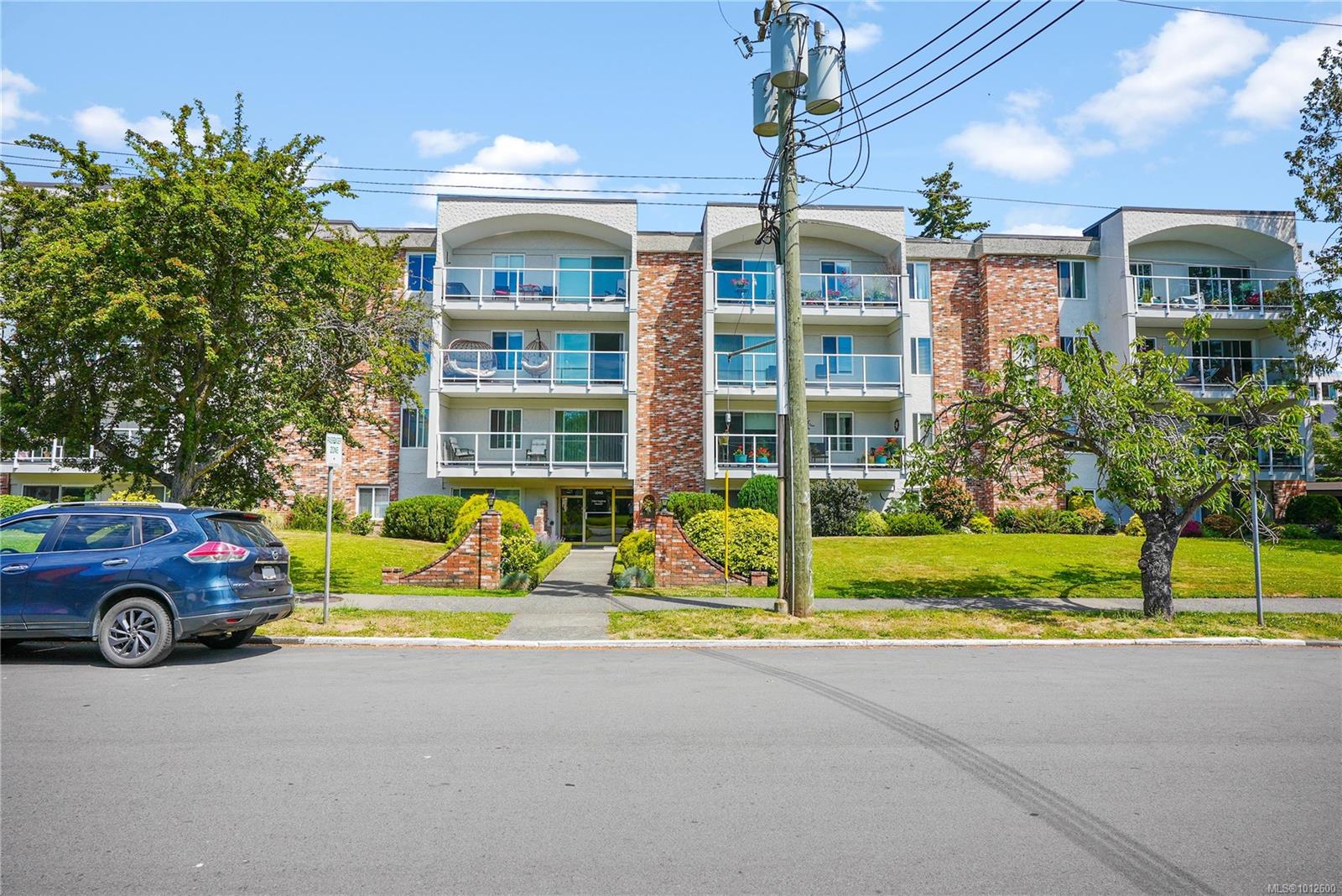 1040 Rockland Ave Apt 202, Victoria, BC V8V 3H5