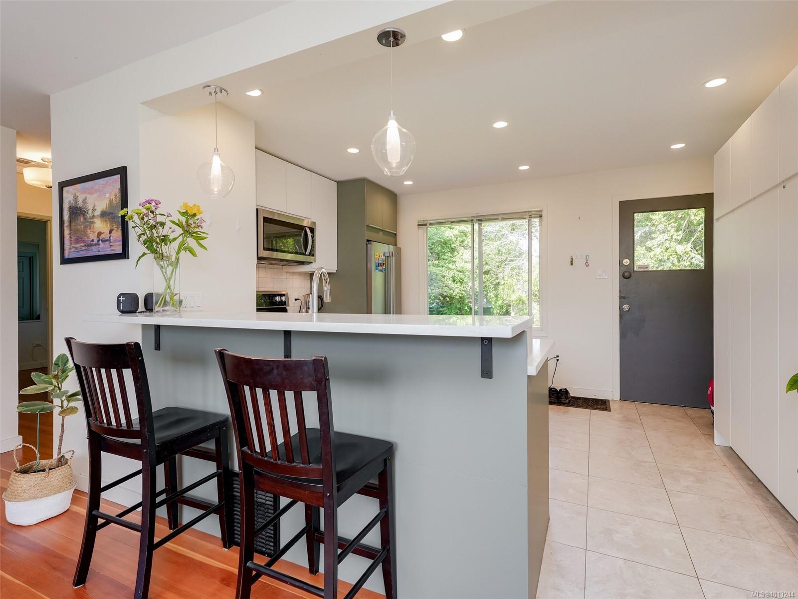 1728 Foul Bay Rd, Victoria, BC V8R 5A4