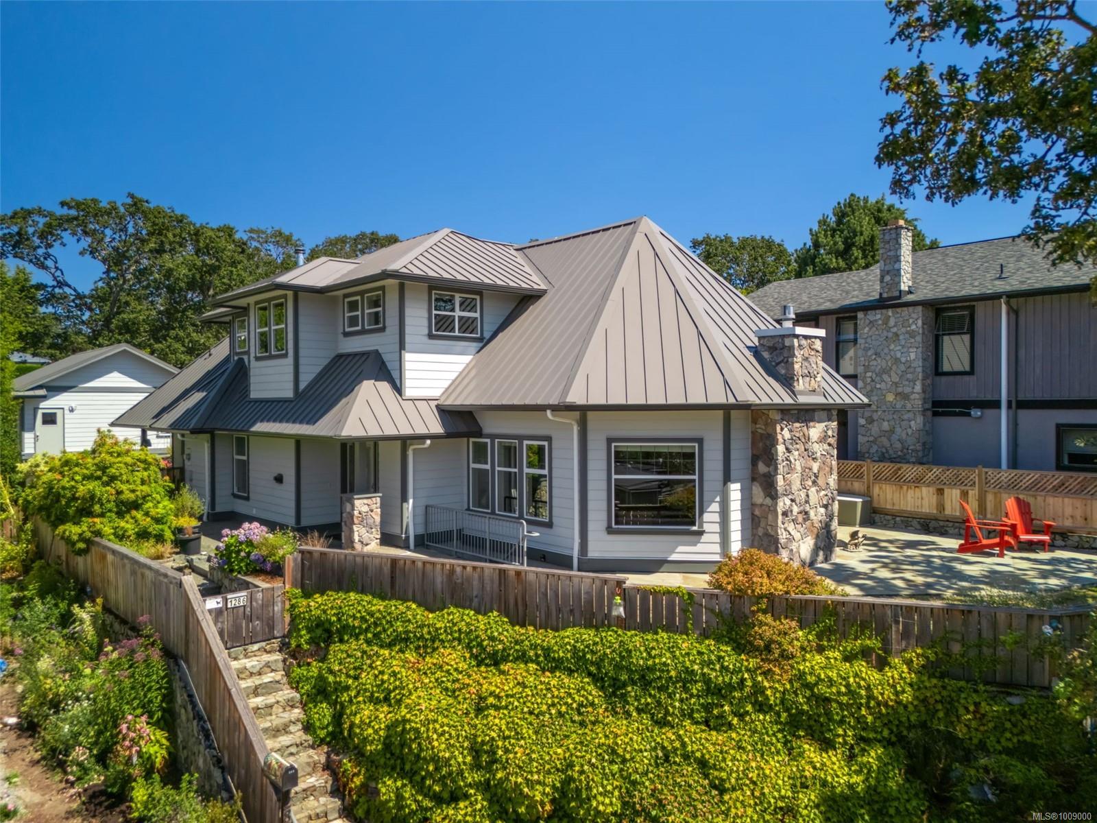 1286 Ocean View Dr, Saanich, BC V8P 1J7