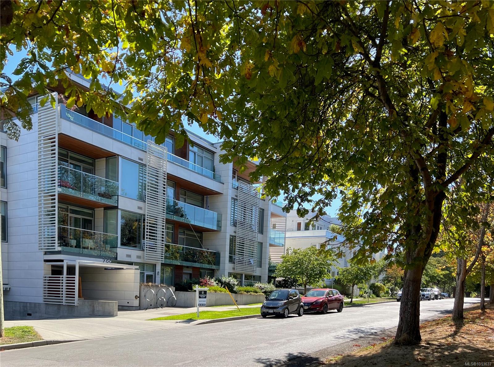 986 Heywood Ave Apt 206, Victoria, BC V8V 2Y6