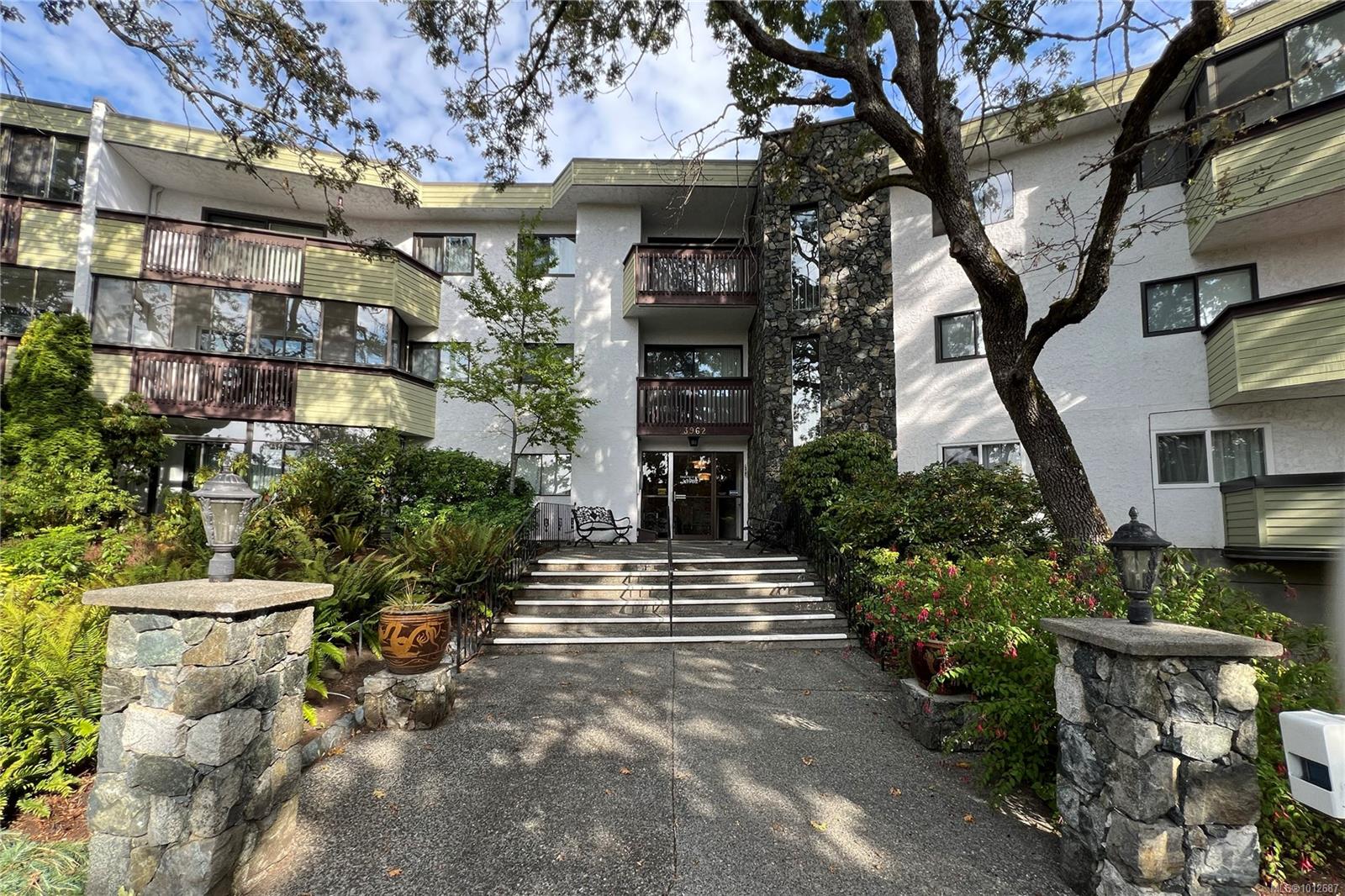 3962 Cedar Hill Rd Apt 117, Saanich, BC V8N 3B8