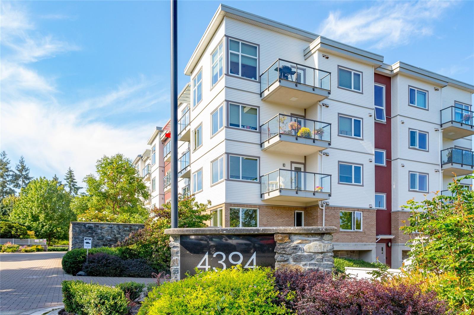 4394 W Saanich Rd Apt 301, Saanich, BC V8Z 3E9