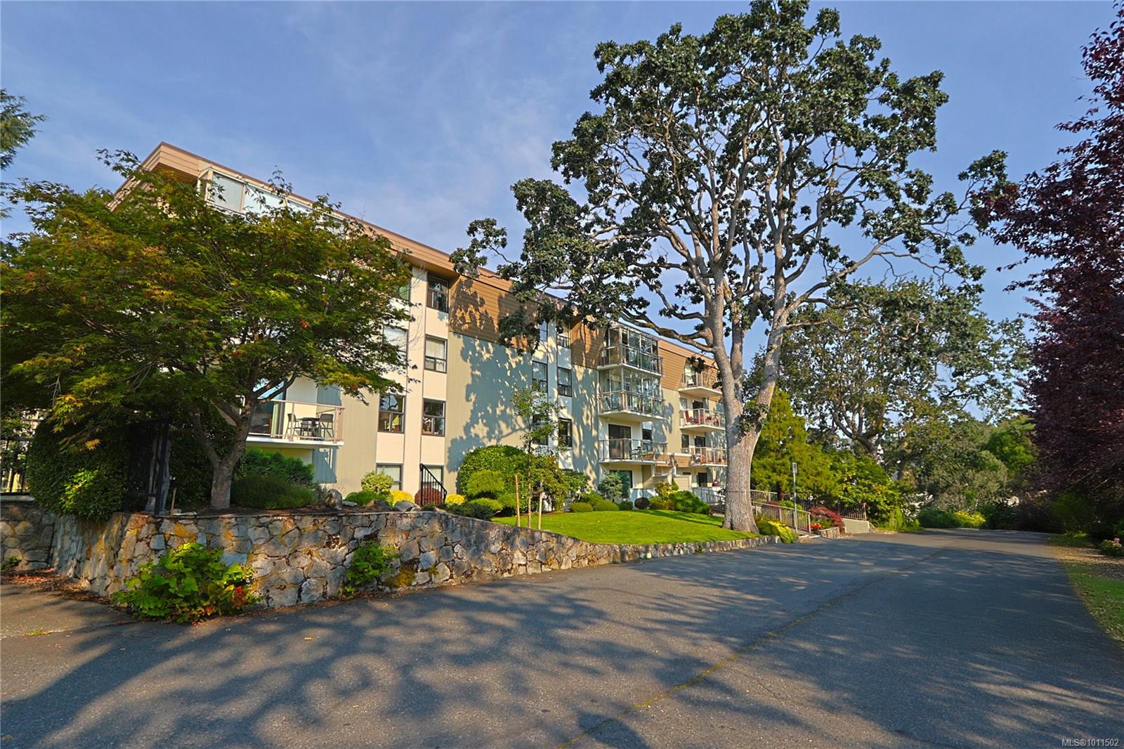2125 Oak Bay Ave Apt 201, Oak Bay, BC V8R 1E8