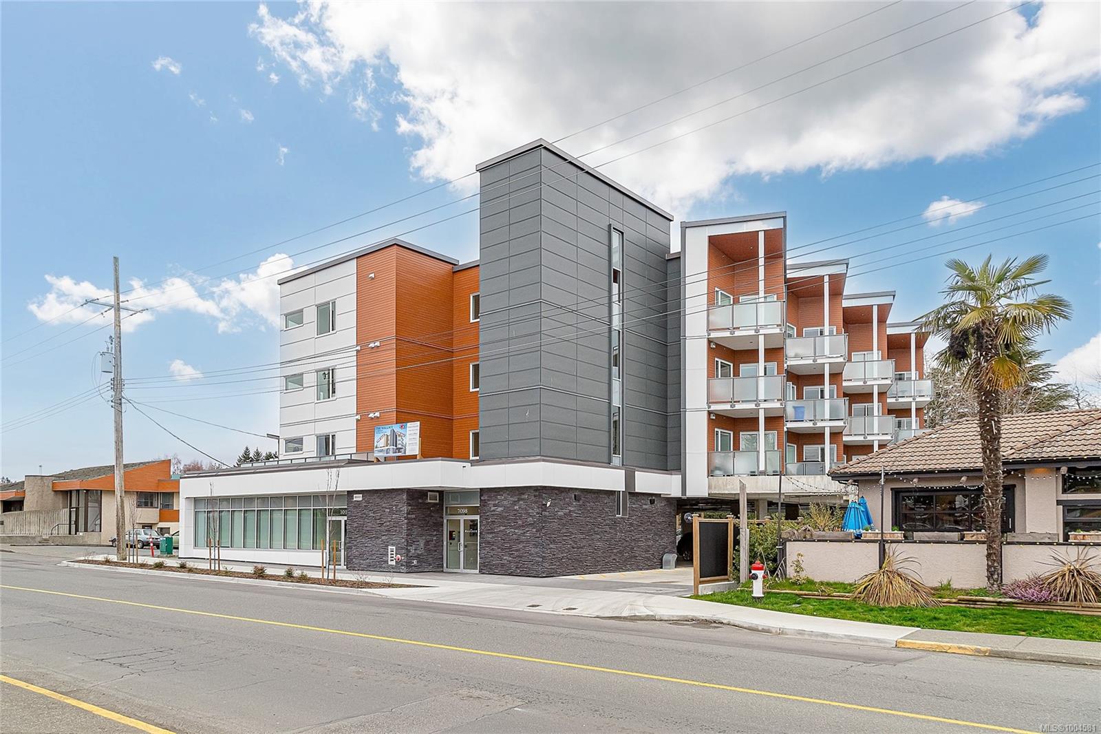 7098 Wallace Dr Apt 402, Central Saanich, BC V8M 1G9