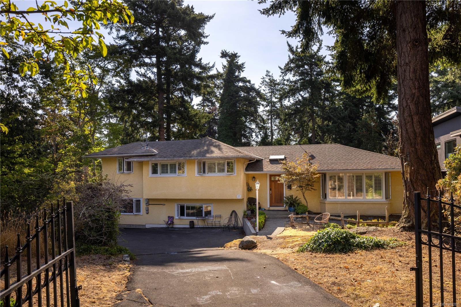 3935 Tudor Ave, Saanich, BC V8N 4L5