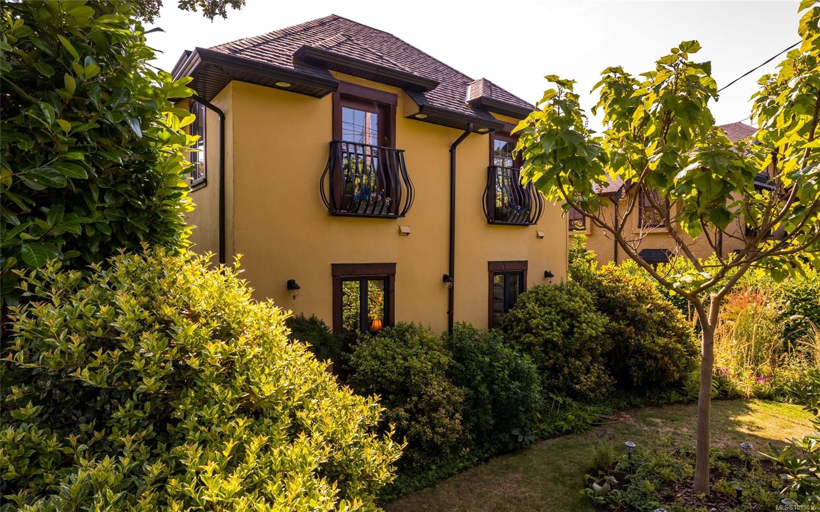 1597 Hampshire Rd, Oak Bay, BC V8R 5T4