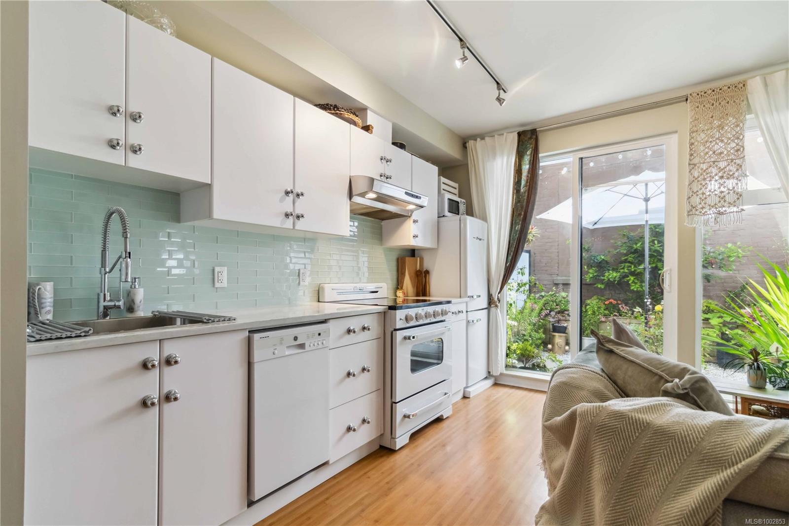 1007 Johnson St Apt 103, Victoria, BC V8V 3N6