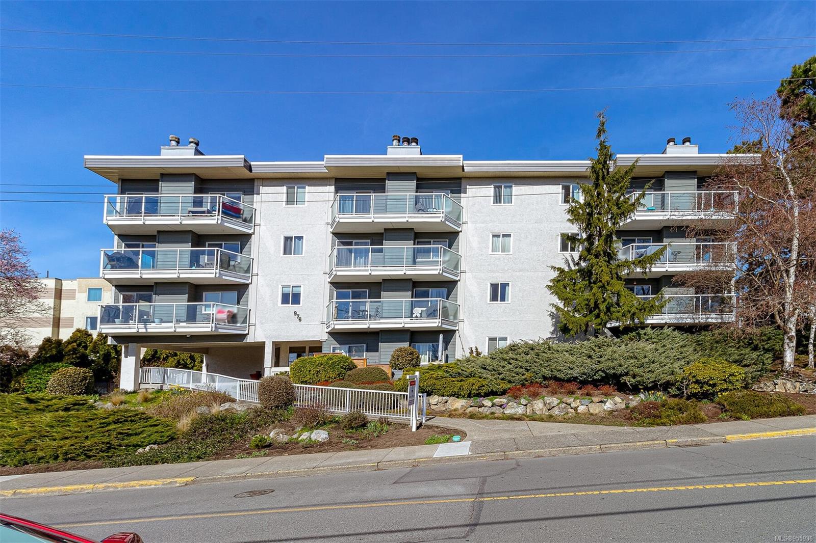976 Inverness Rd Apt 302 Rd #APT 302, Saanich, BC V8X 2R9