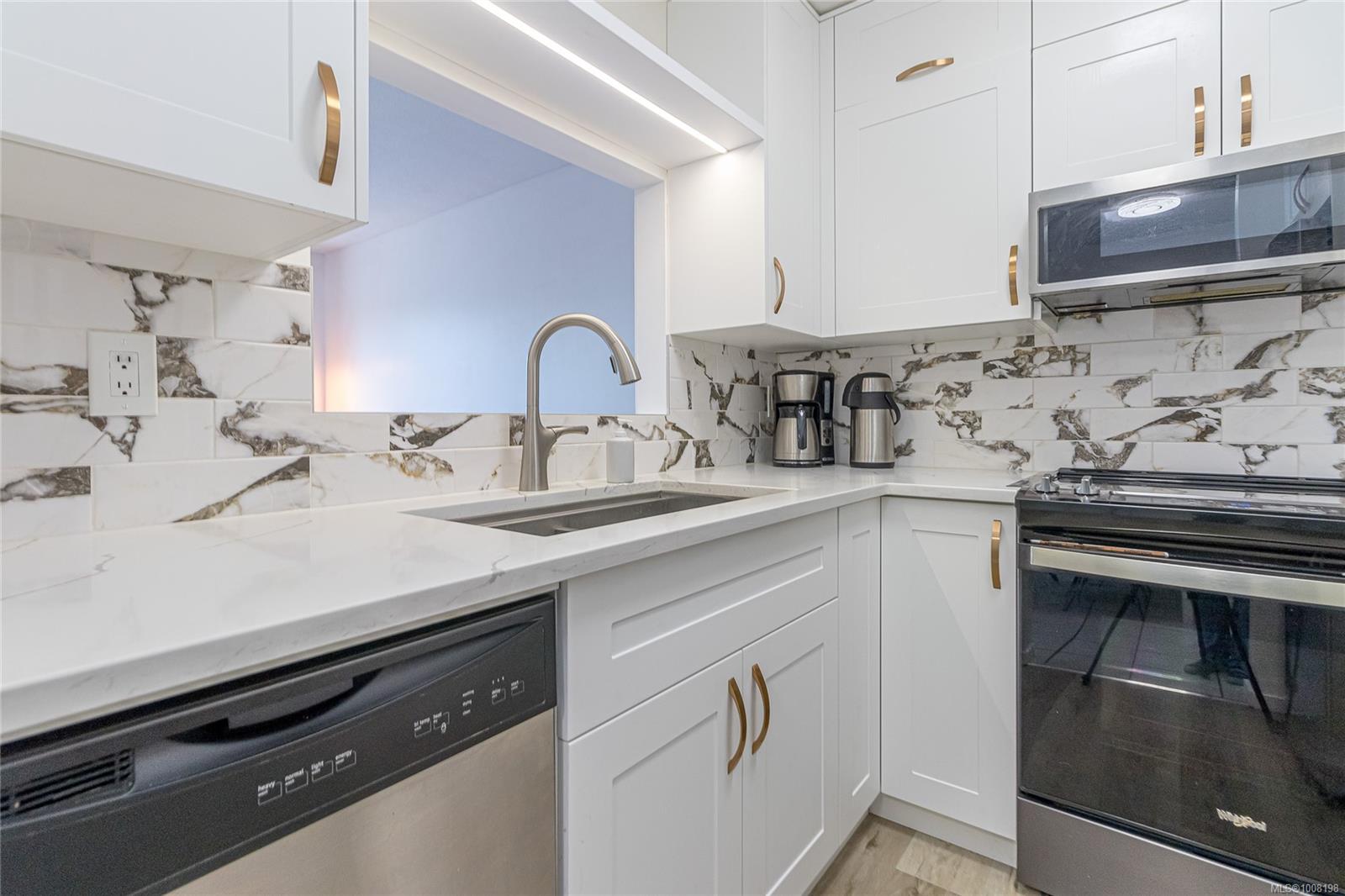 1906 Bowen Rd Apt 10, Nanaimo, BC V9S 5S6