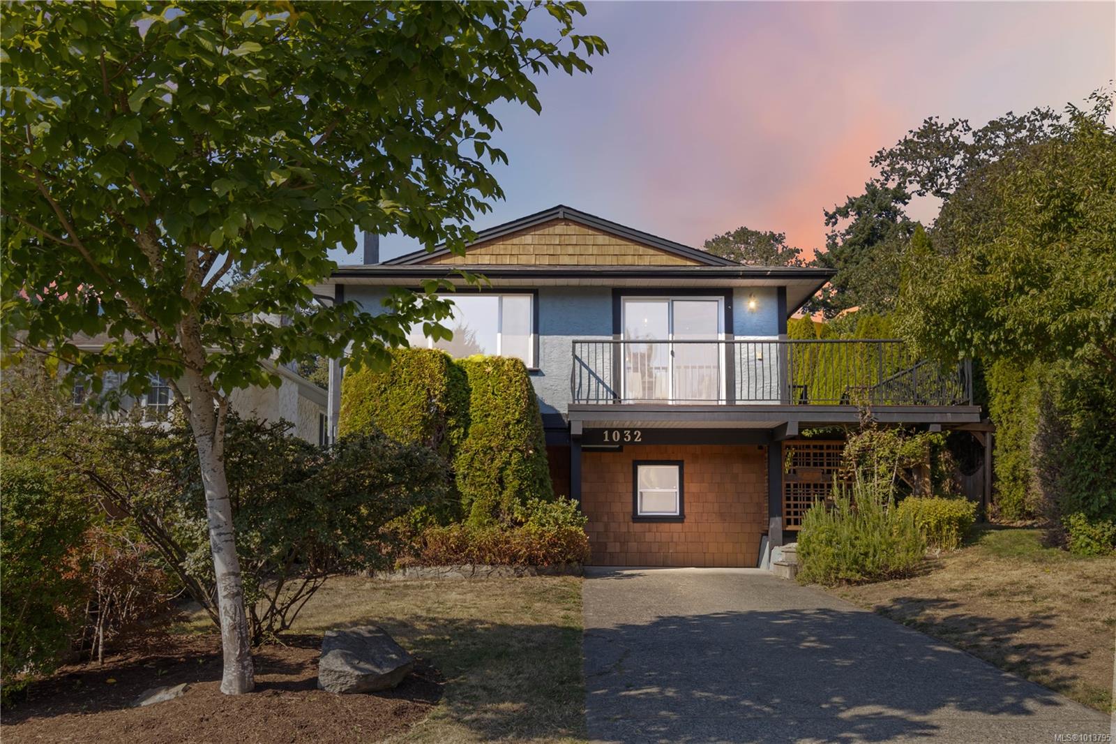 1032 Leeds Pl, Saanich, BC V8X 4C2
