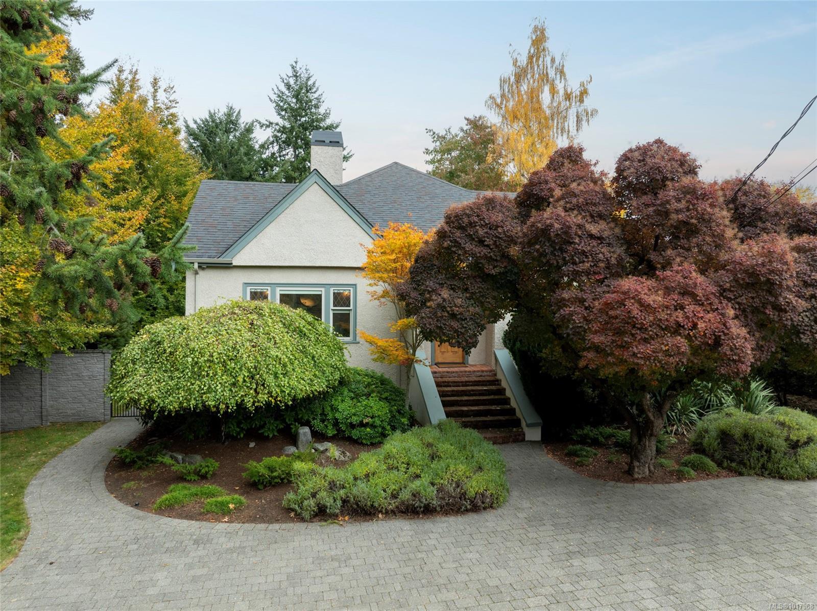 1690 Ash Rd, Saanich, BC V8N 2T5