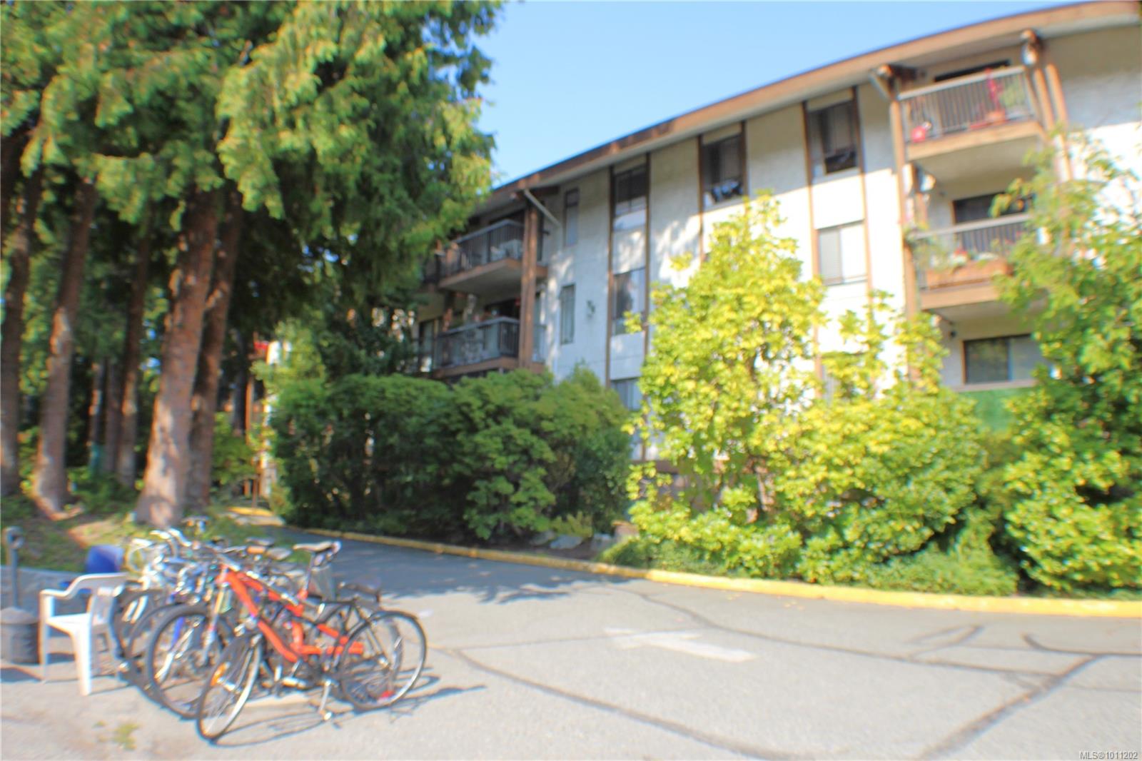 1009 Mckenzie Ave Apt 311, Saanich, BC V8X 4B1