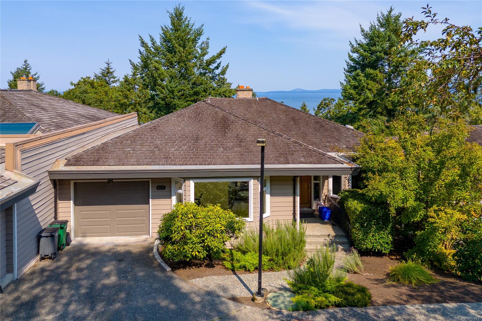 2829 Arbutus Rd Apt 109 Rd, Saanich, BC V8N 5X5