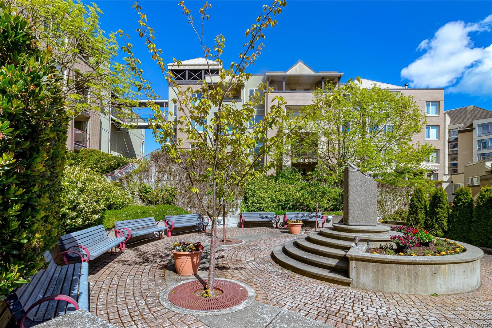 27 Songhees Rd Apt 107, Victoria, BC V9A 7M6