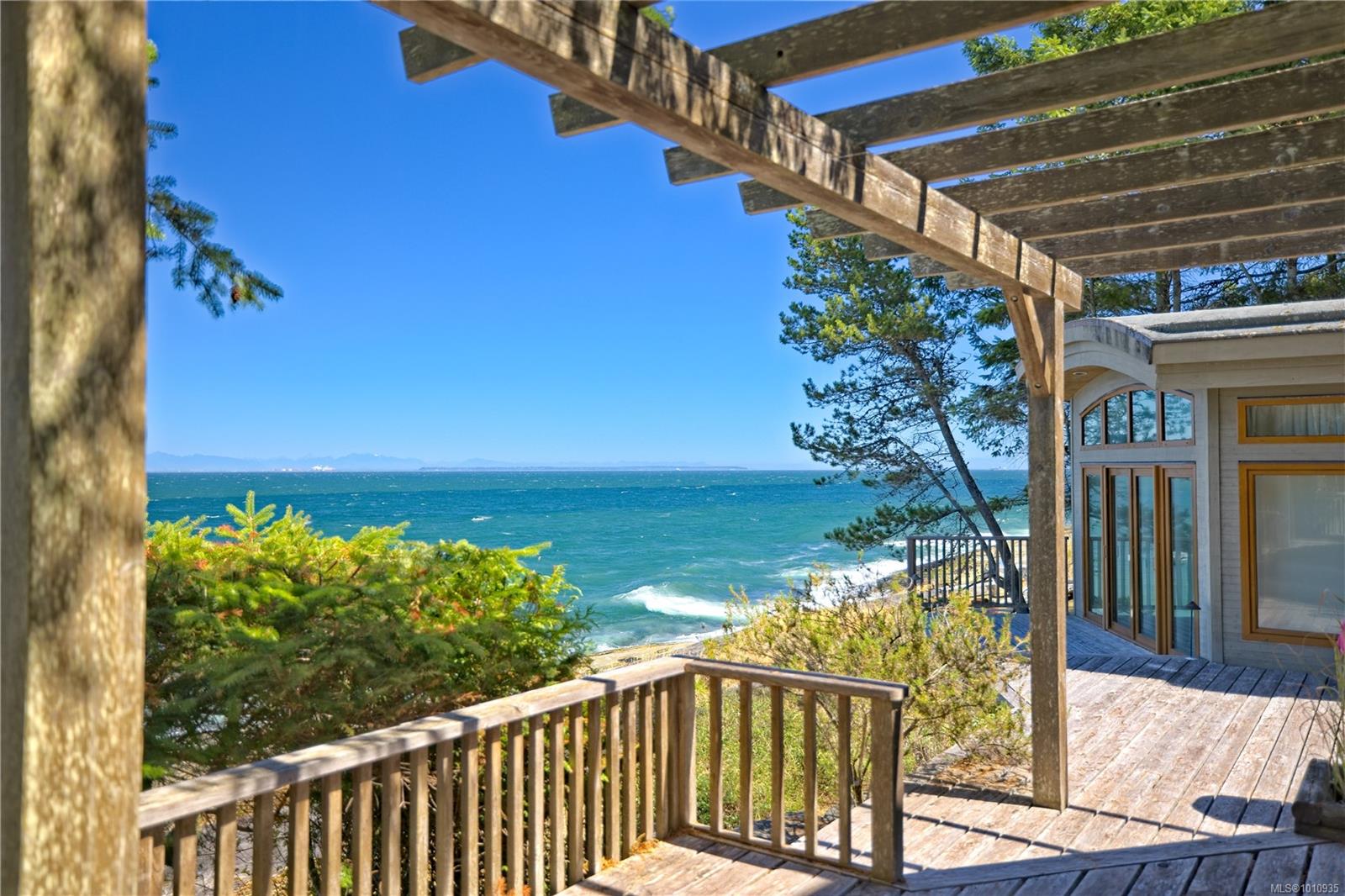 37 Salamanca Rd Unit 2, Galiano Island, BC V0N 1P0