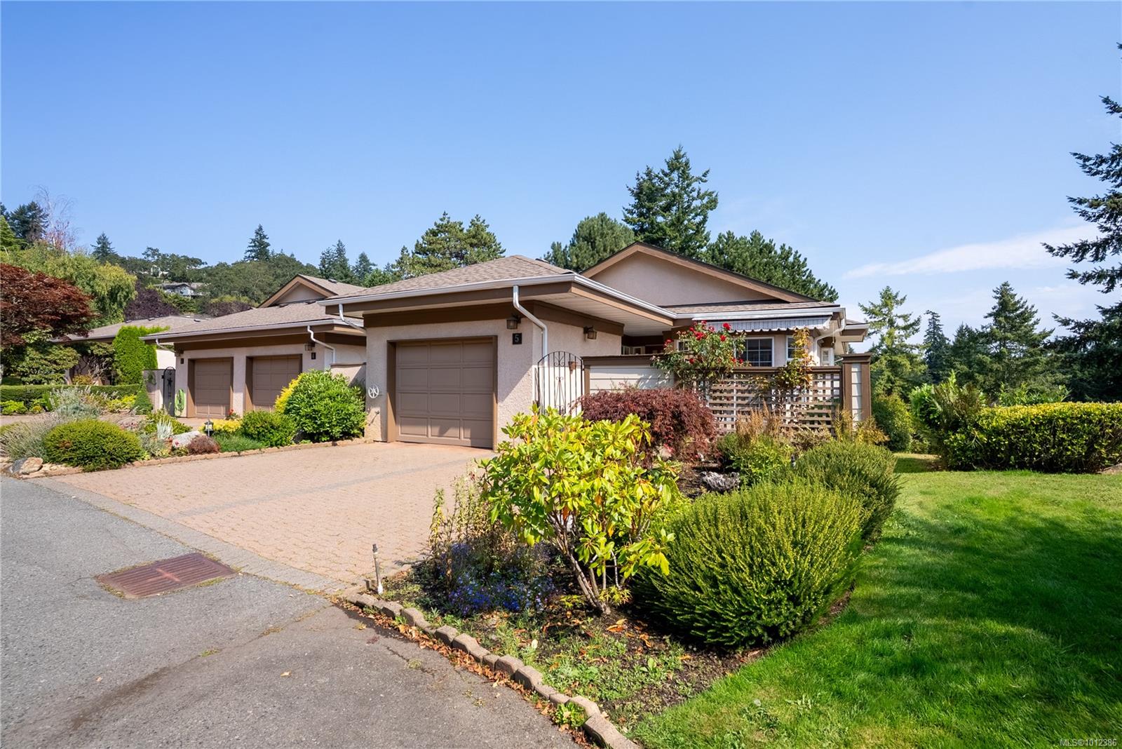 901 Kentwood Lane Apt 5, Saanich, BC V8Y 2Y7