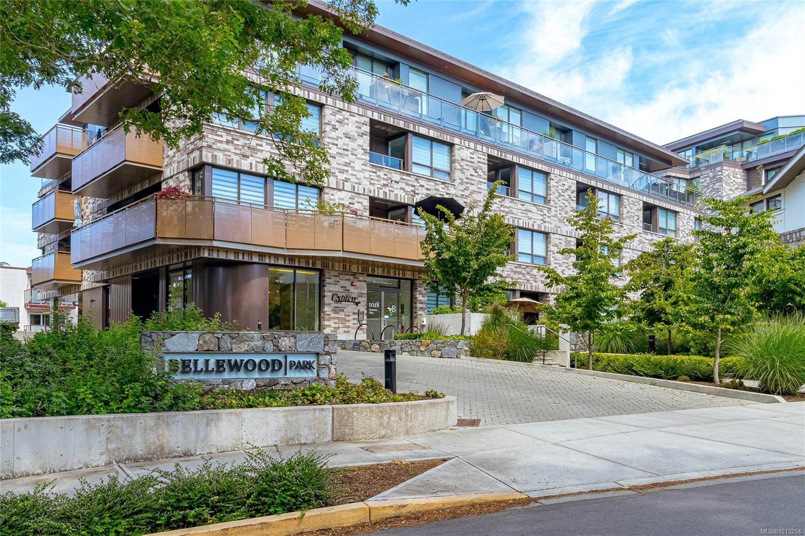 1018 Pentrelew Pl Apt 208, Victoria, BC V8V 4J4