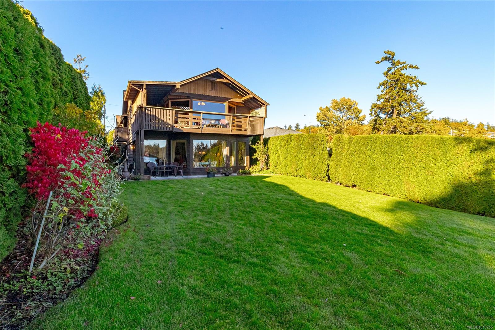 128 St Giles St Apt A, Victoria, BC V8Z 5E5