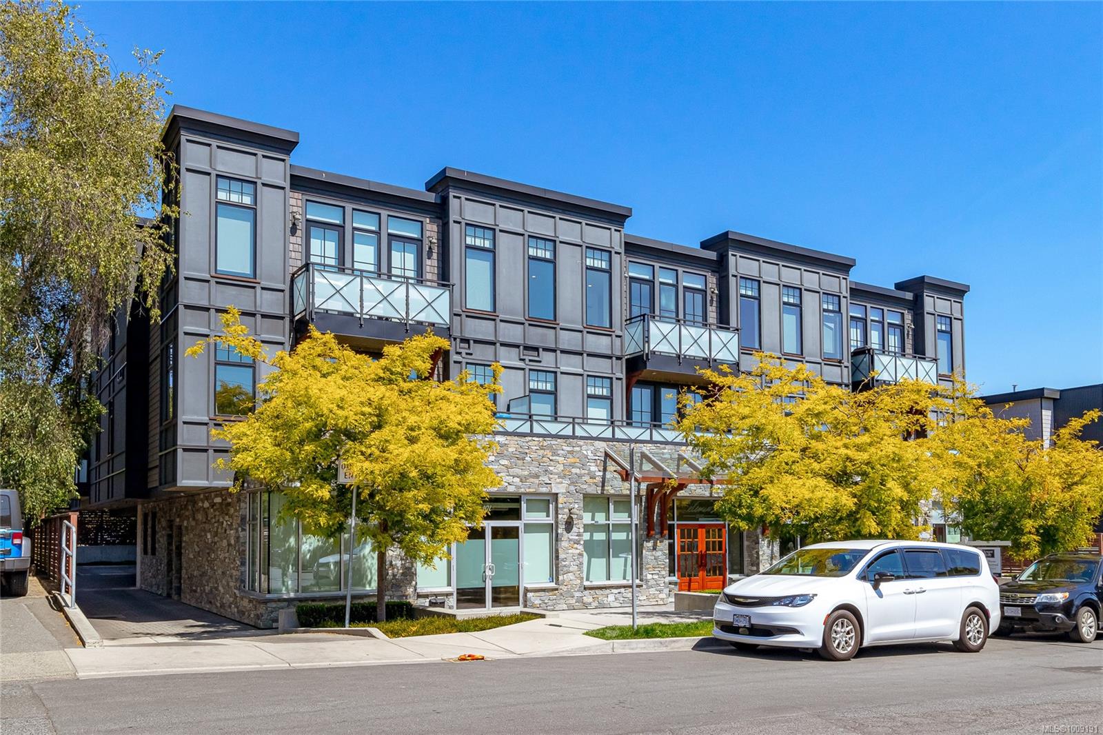 2580 Penrhyn St Apt 204, Saanich, BC V8N 1G3
