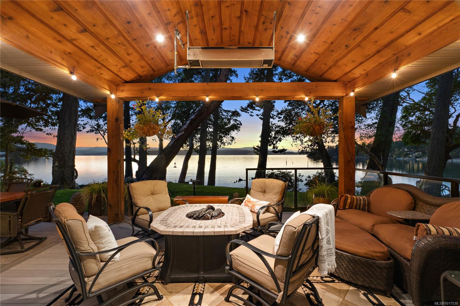 11176 Chalet Rd, North Saanich, BC V8L 5M1