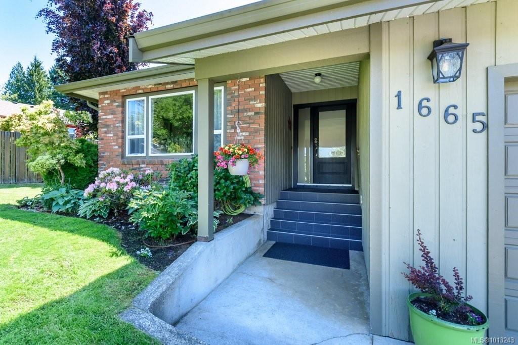1665 Chester Pl, Comox, BC V9M 1A9