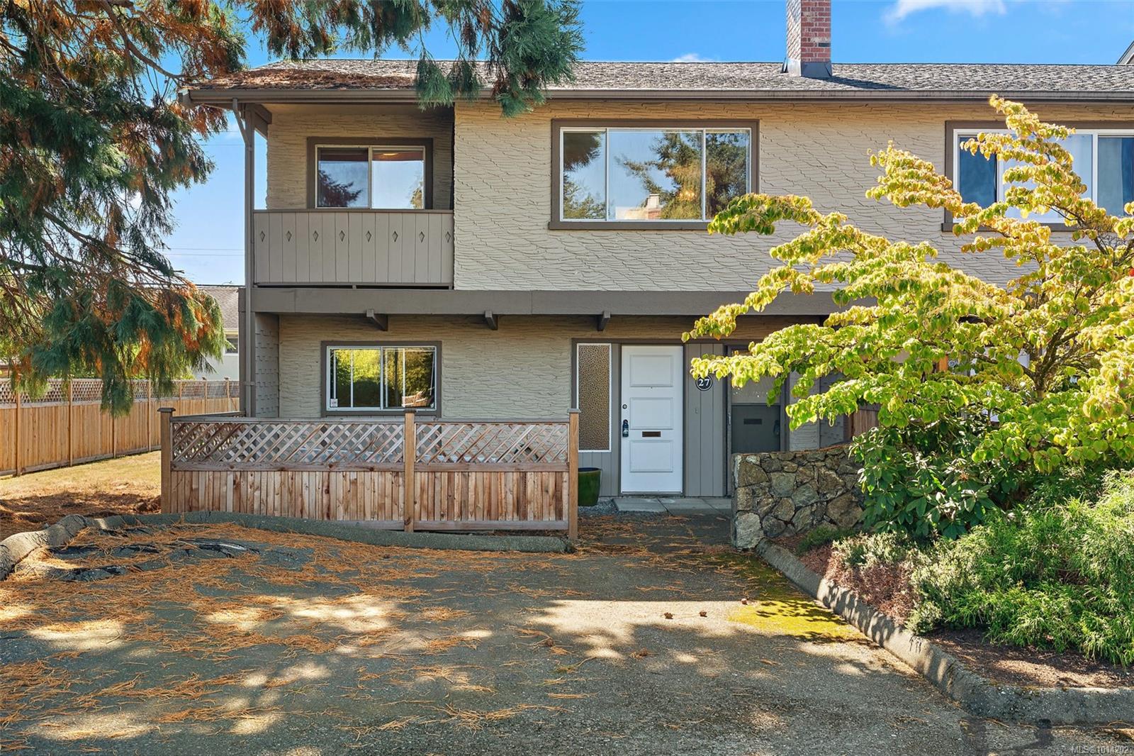 4051 Shelbourne St Apt 27, Saanich, BC V8N 3E5