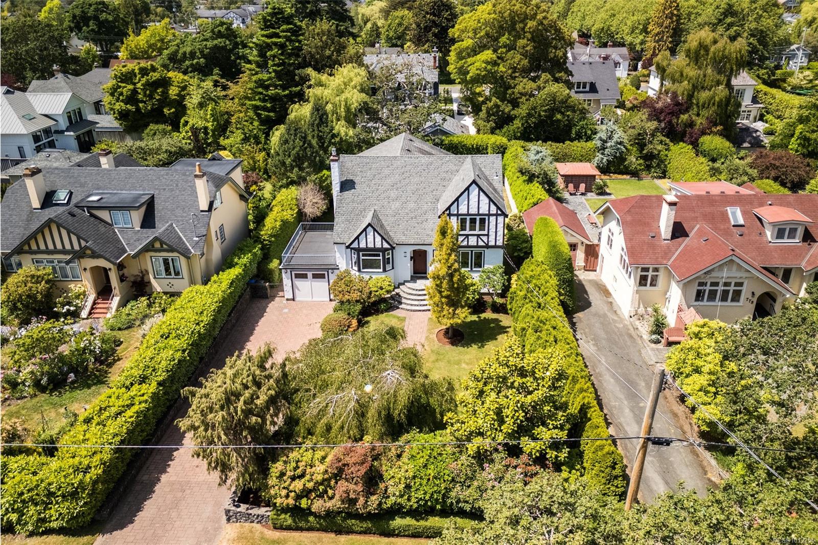 750 Island Rd, Oak Bay, BC V8S 2T9