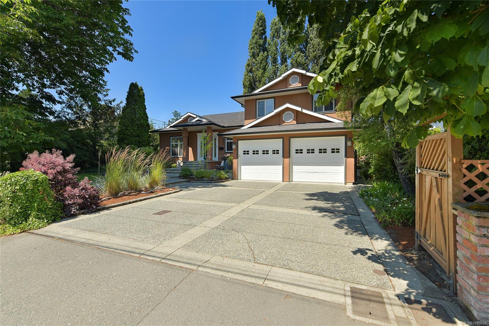 882 Canterbury Rd, Saanich, BC V8X 3E6