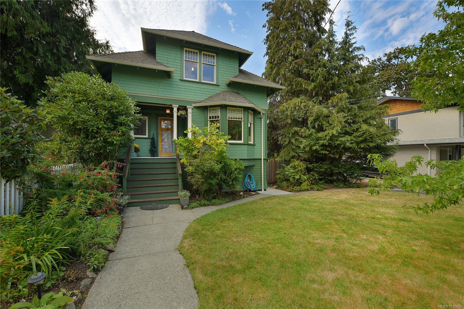 1038 Chamberlain St, Victoria, BC V8S 4B9