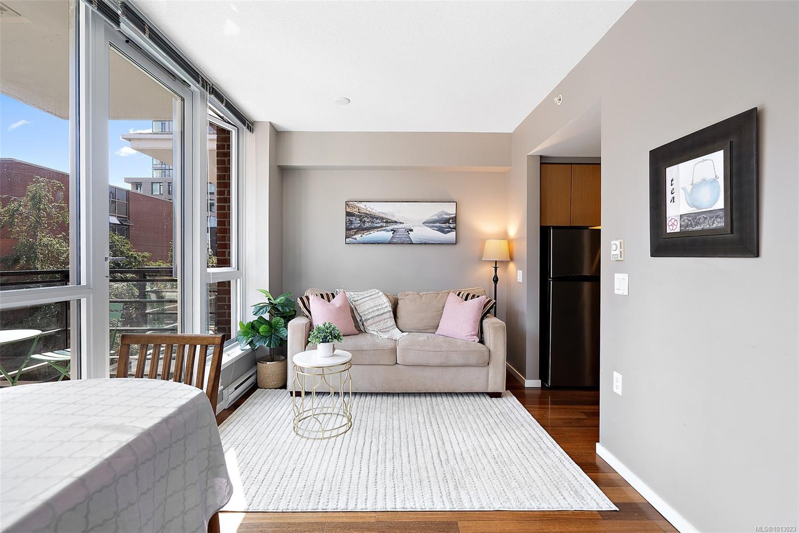 834 Johnson St Apt 410, Victoria, BC V8W 1N3