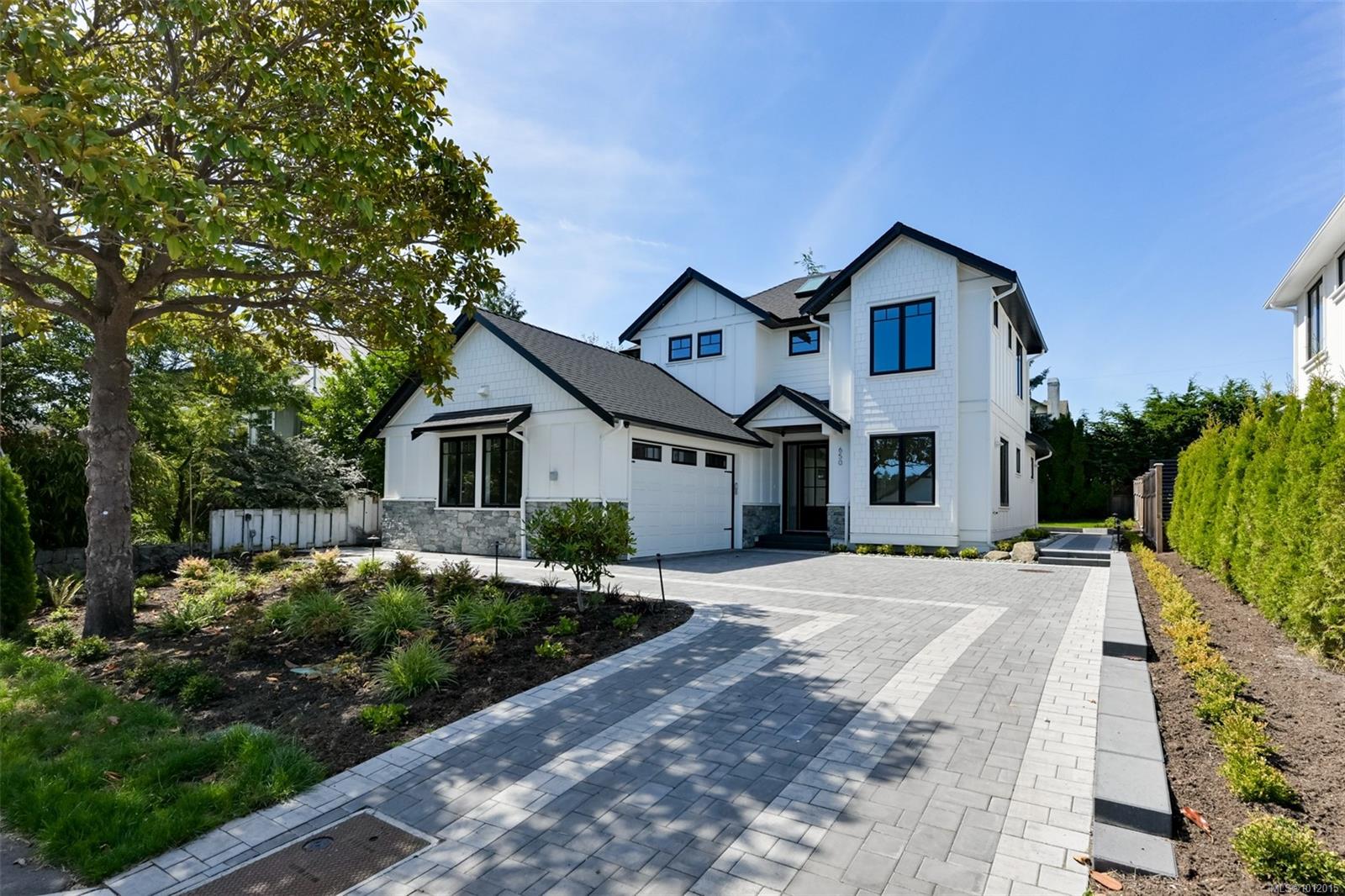 650 Monterey Ave, Oak Bay, BC V8S 4T9