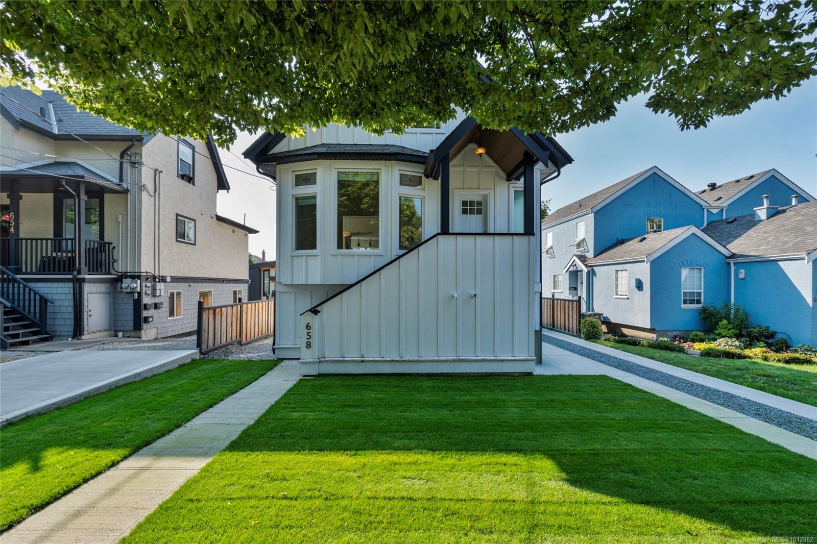 658 Pine St, Victoria, BC V9A 2Z8
