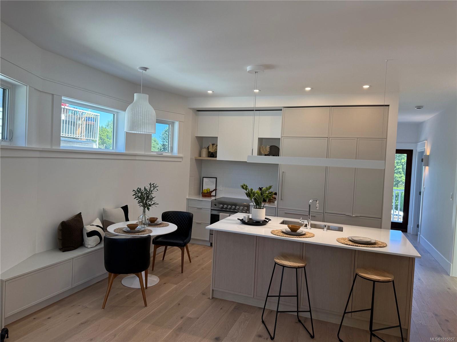 1915 Fernwood Rd Apt 3, Victoria, BC V8T 2Y6
