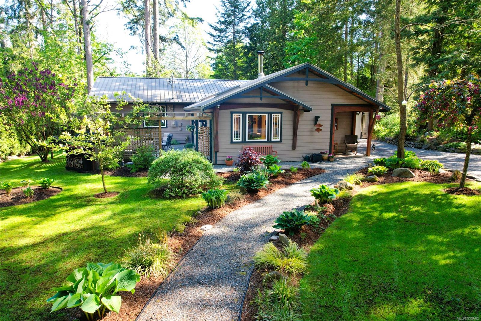 1126 North Rd, Gabriola Island, BC V0R 1X3