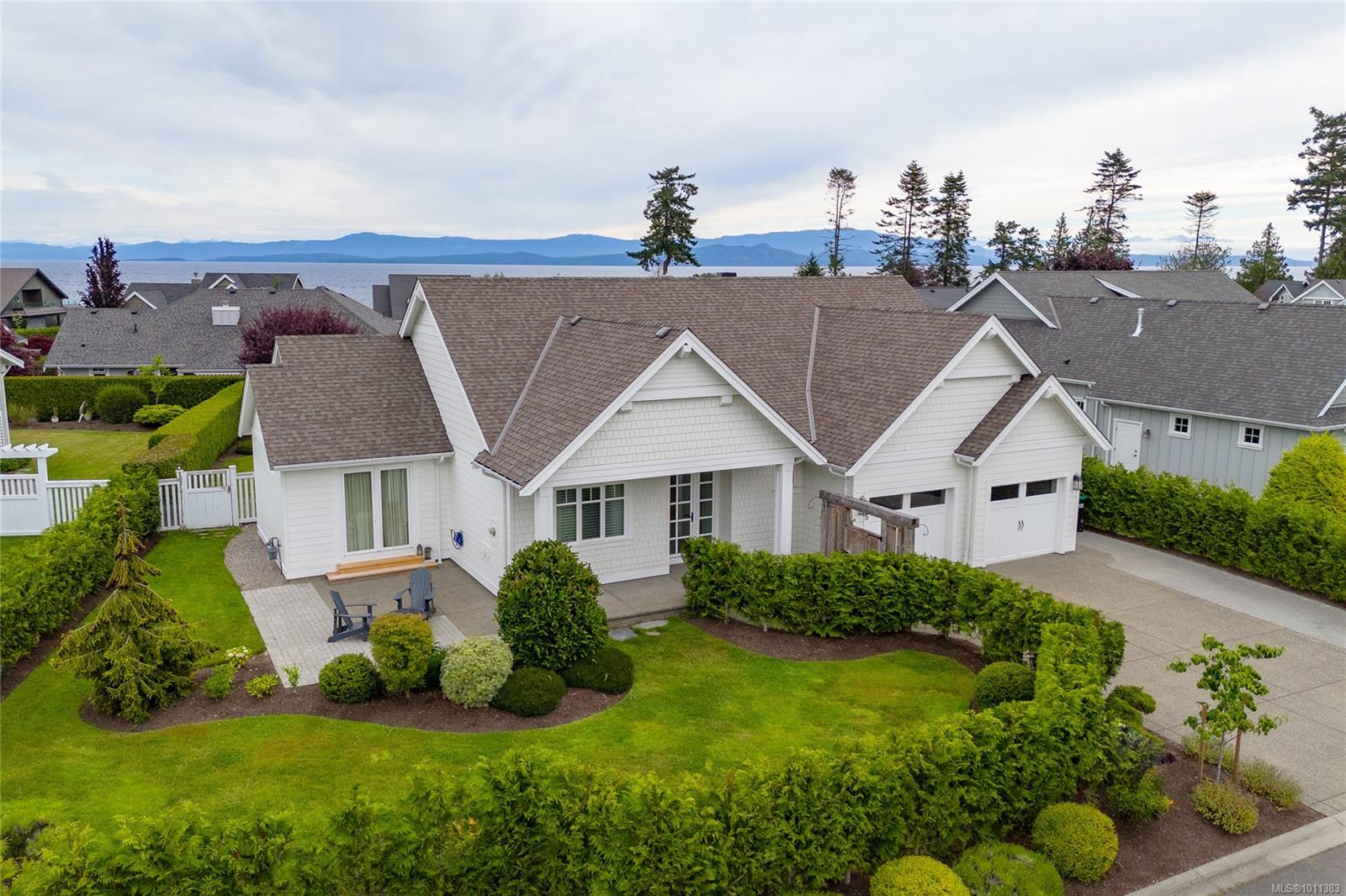 815 Bluffs Dr, Qualicum Beach, BC V9K 0A2