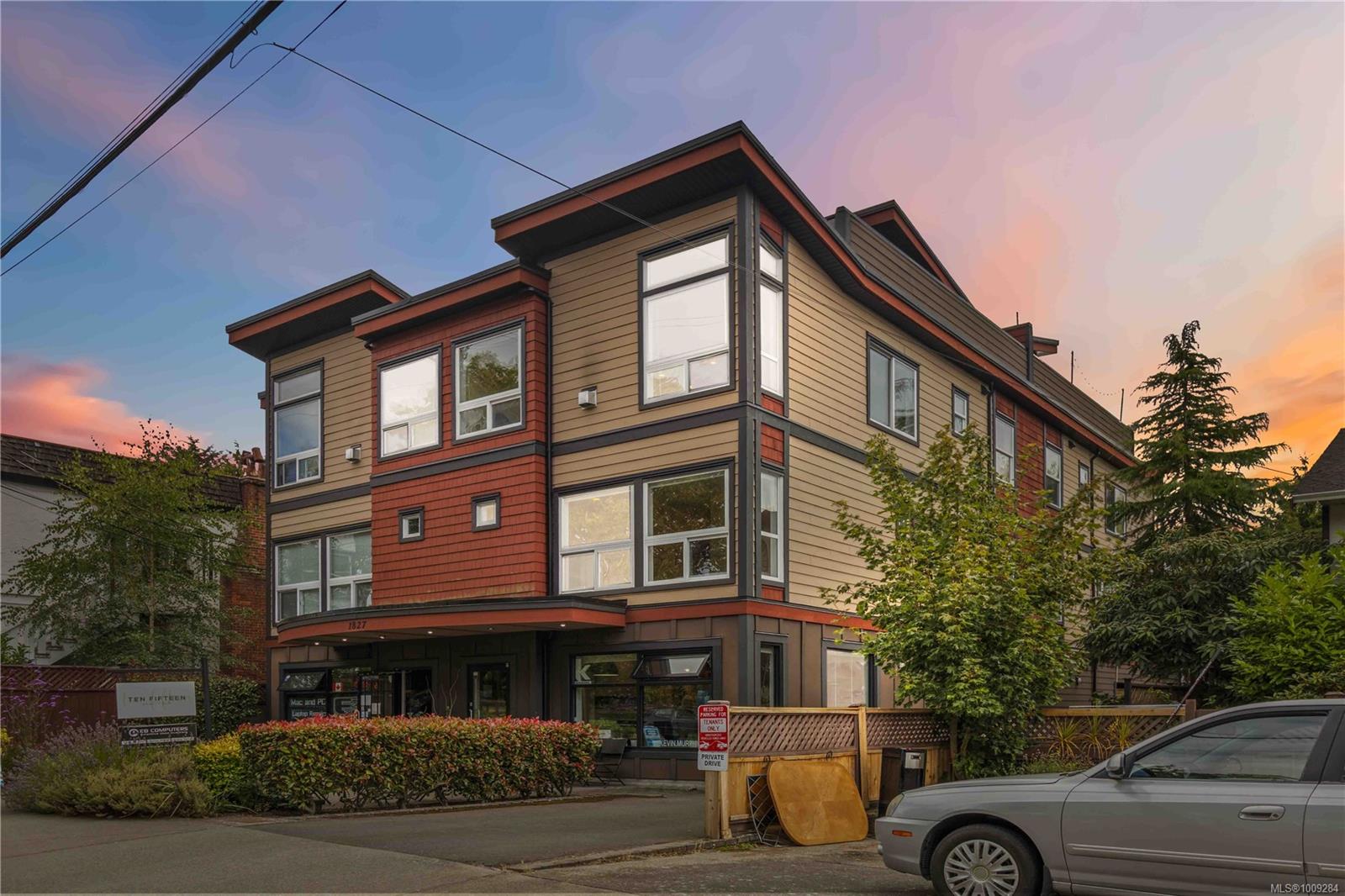 1827 Fairfield Rd Apt 4, Victoria, BC V8S 1G9