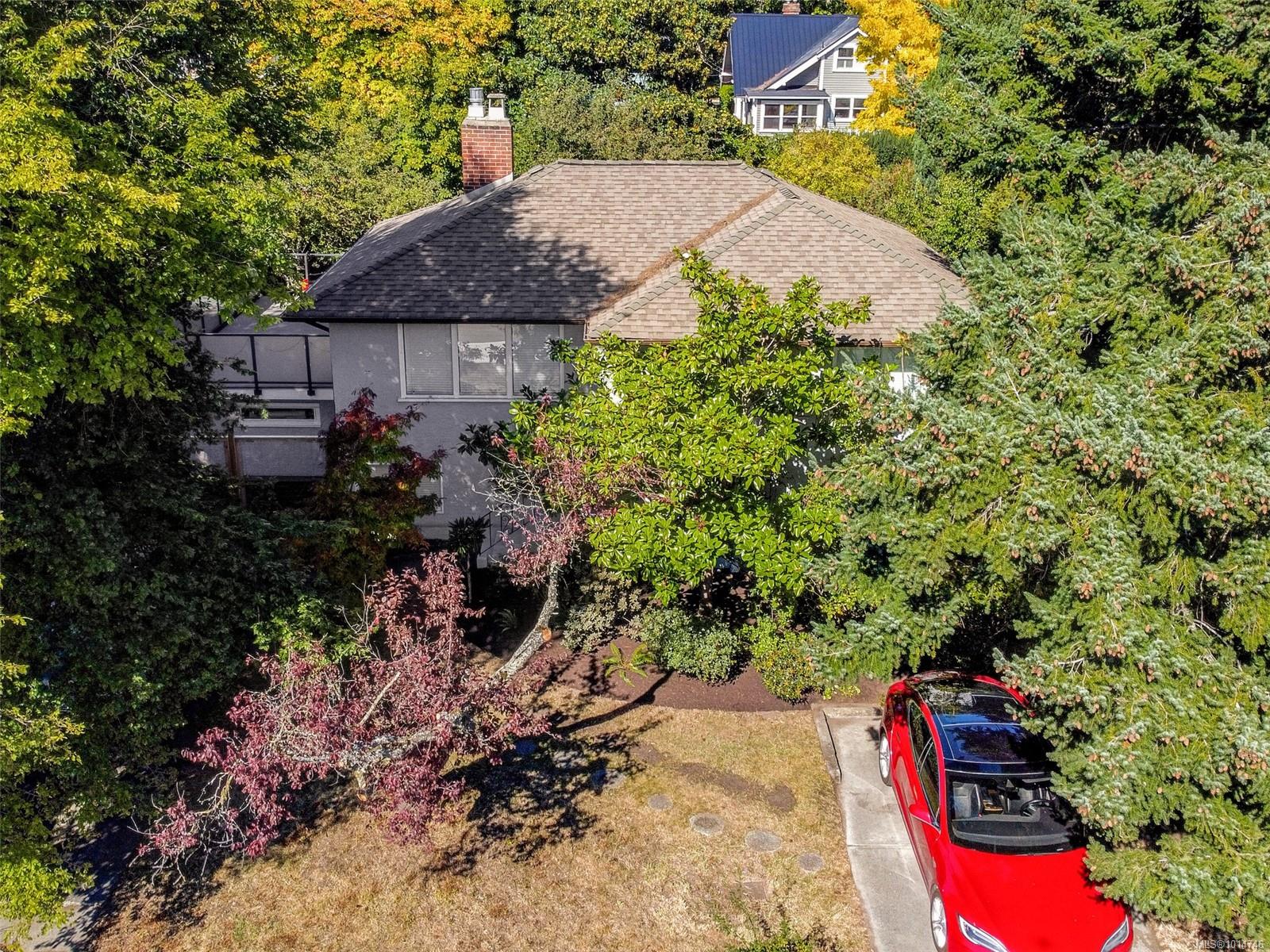 1874 Taylor St, Saanich, BC V8R 3G4