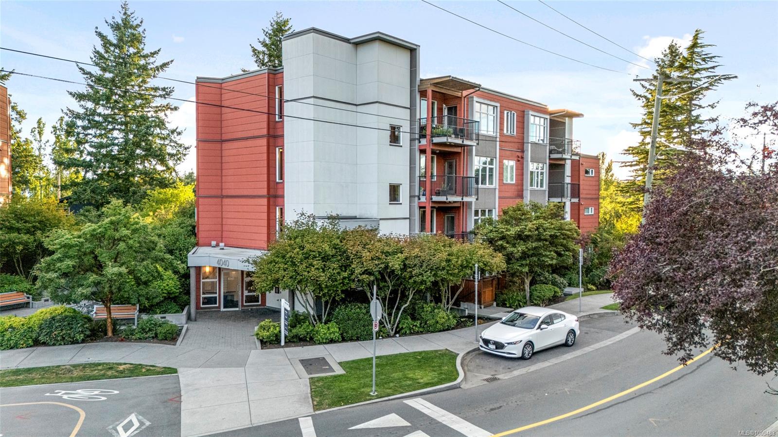 4040 Borden St Apt 204, Saanich, BC V8X 2E9